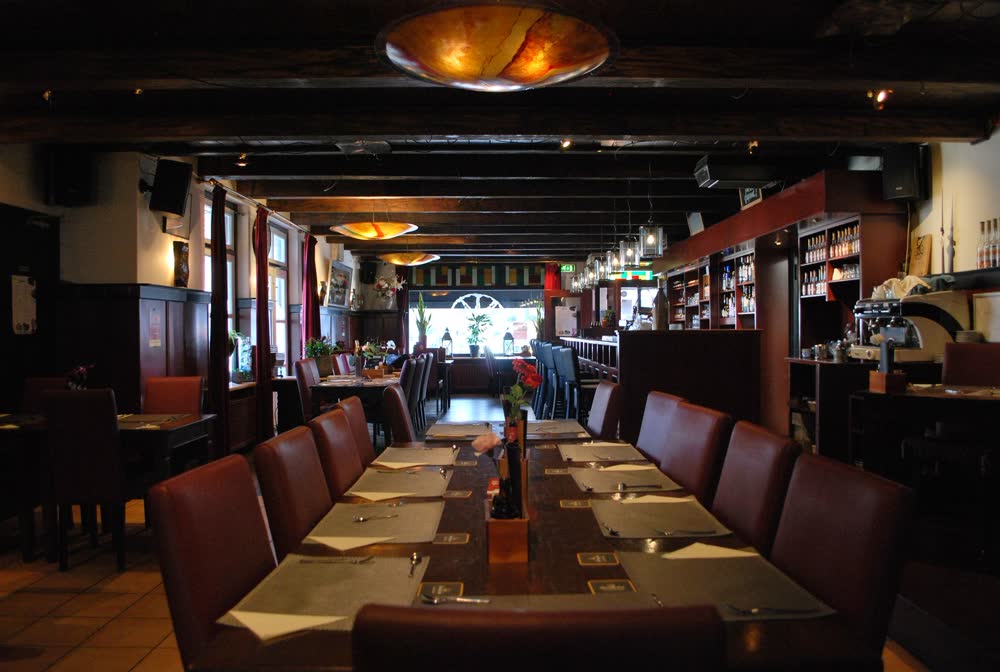 Interieur van Eterij d’n Bal met lange gedekte tafels