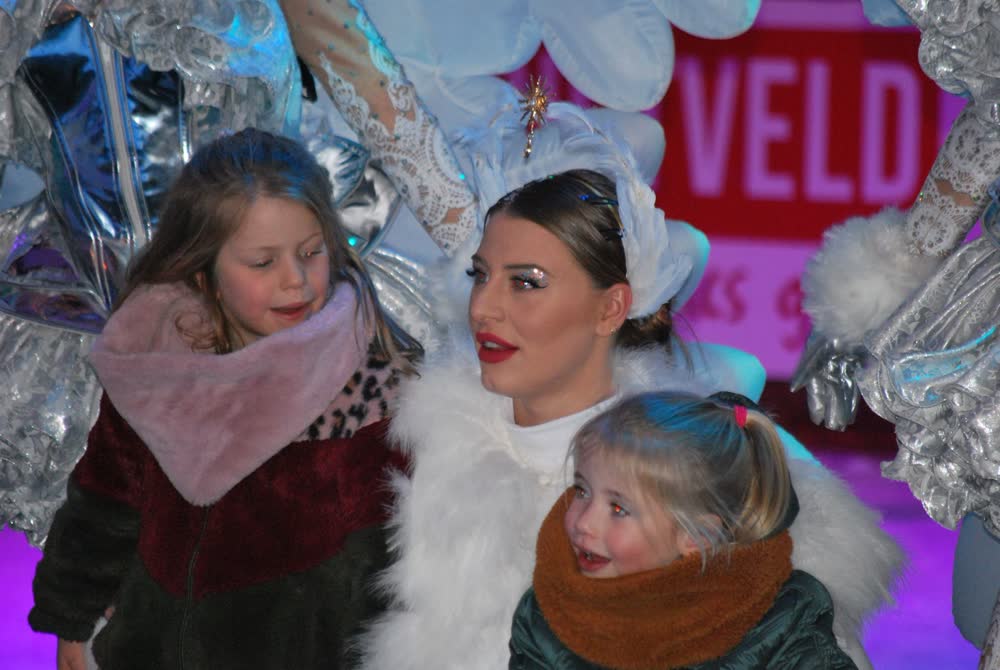 Sneeuwkoningin met twee kinderen op de IJsmarkt in Oosterhout
