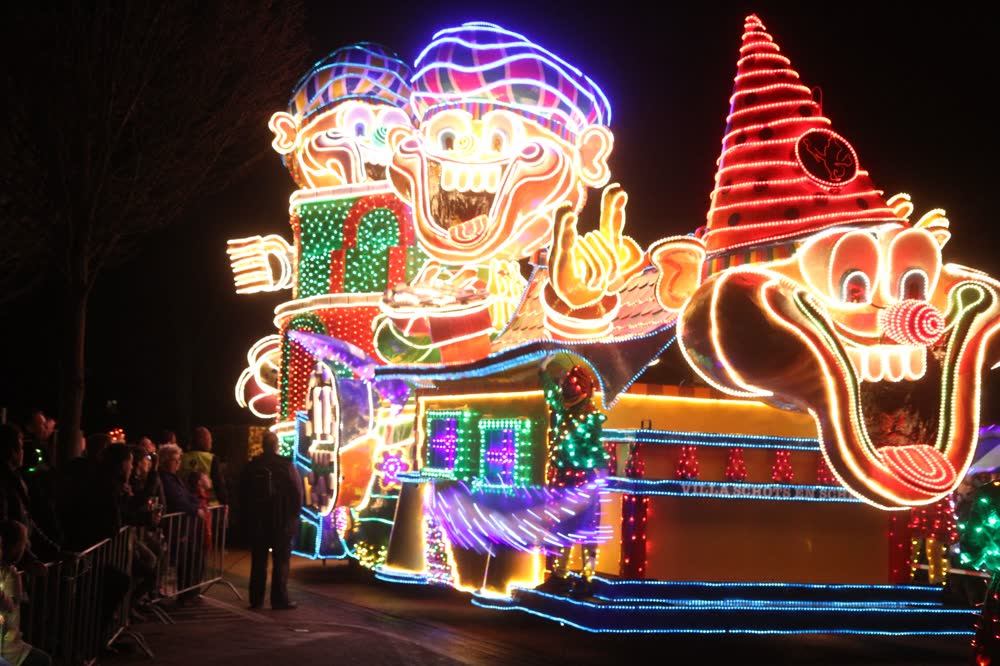 Verlichte praalwagen met stripfiguren tijdens de Heilight Parade in Deurne