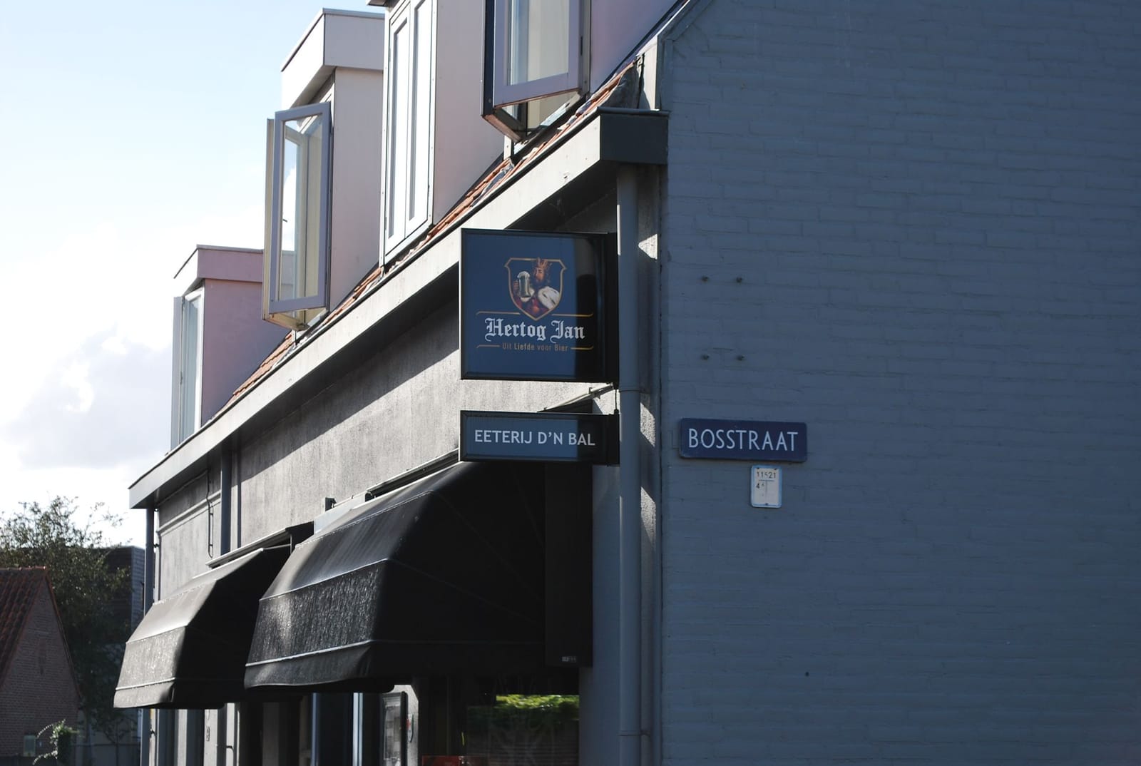 Gevel met zwarte luifels aan de Bosstraat