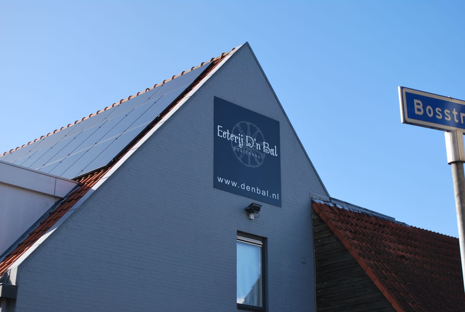 Kopgevel van Eterij d’n Bal met uithangbord