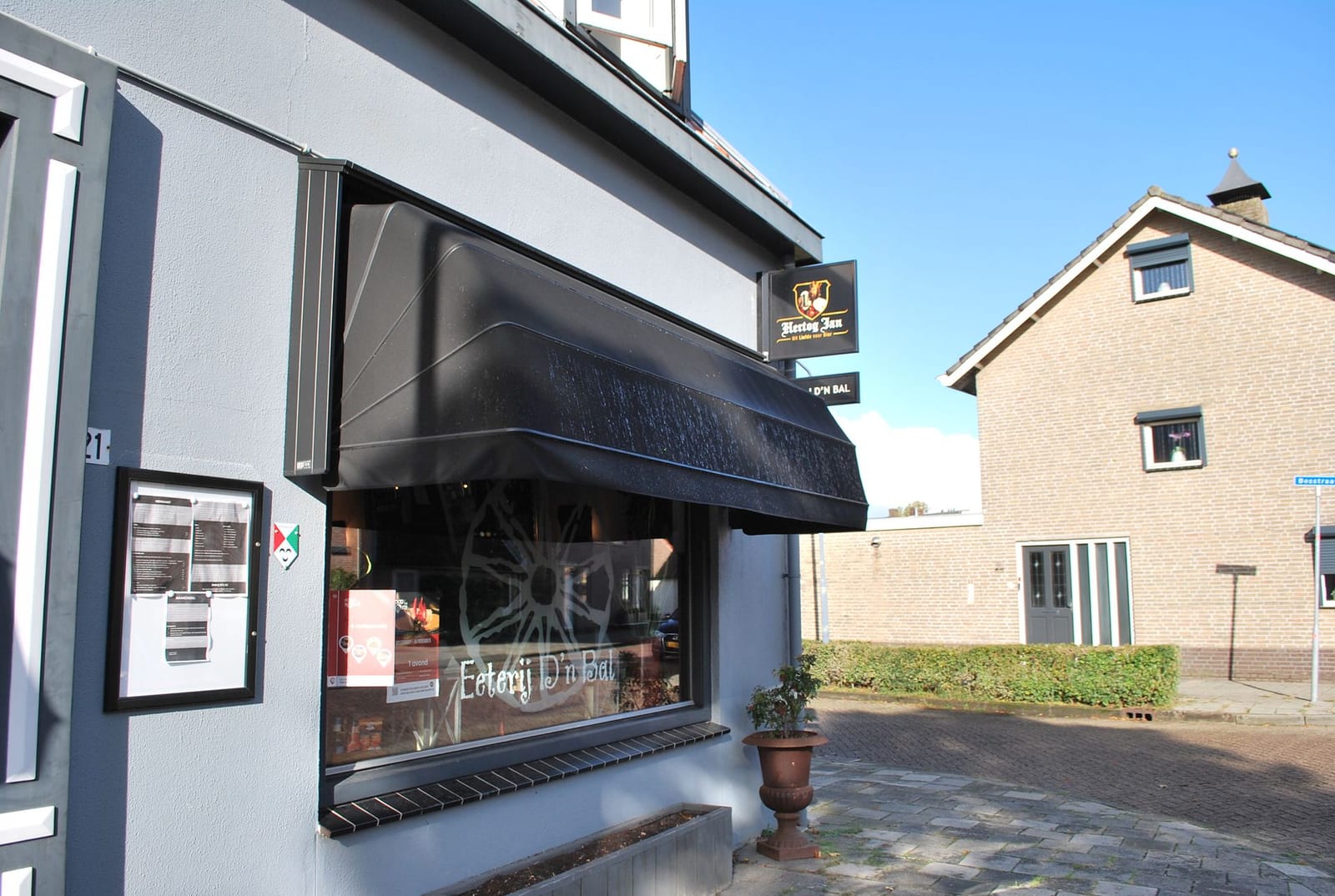 Pui van Eterij d’n Bal met luifel