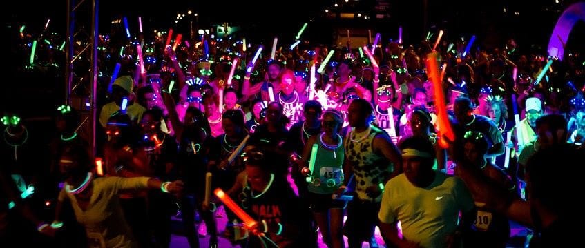 Deelnemers met lichtjes in het donker tijdens de Glow & Walk Run in Oosterhout