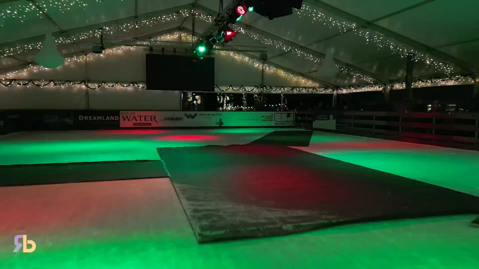 IJsbaan tijdens de opening van De IJsmarkt in Oosterhout