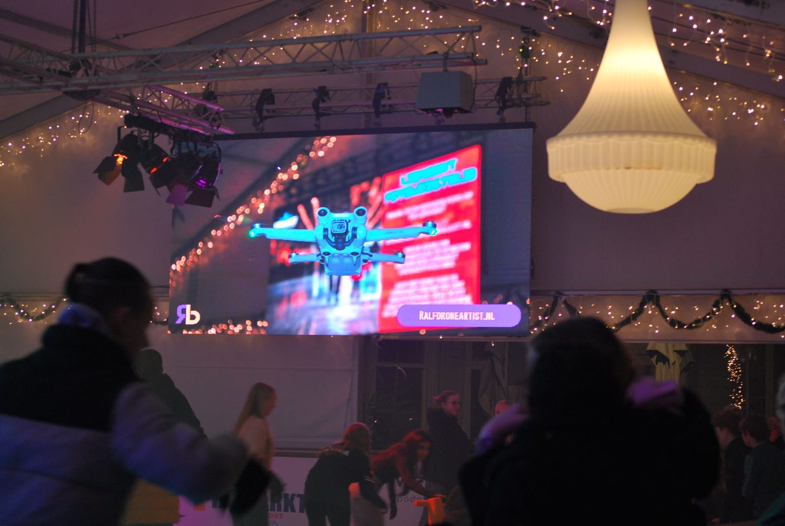 Schaatstent met kroonluchter en LED-scherm op De IJsmarkt in Oosterhout