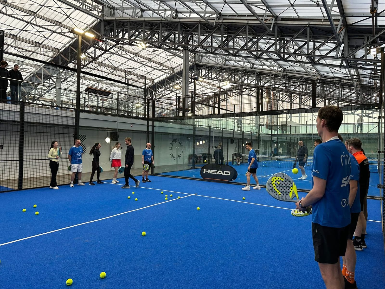 Padelbanen met spelers tijdens een toernooi in Breda