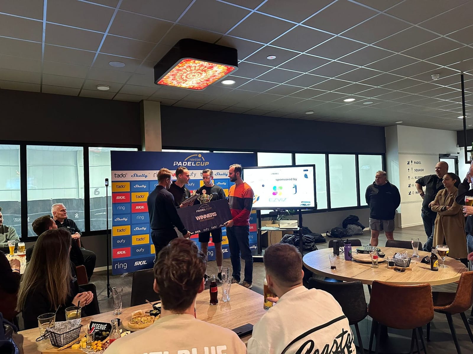 Prijsuitreiking in de lounge van de padelhal in Breda